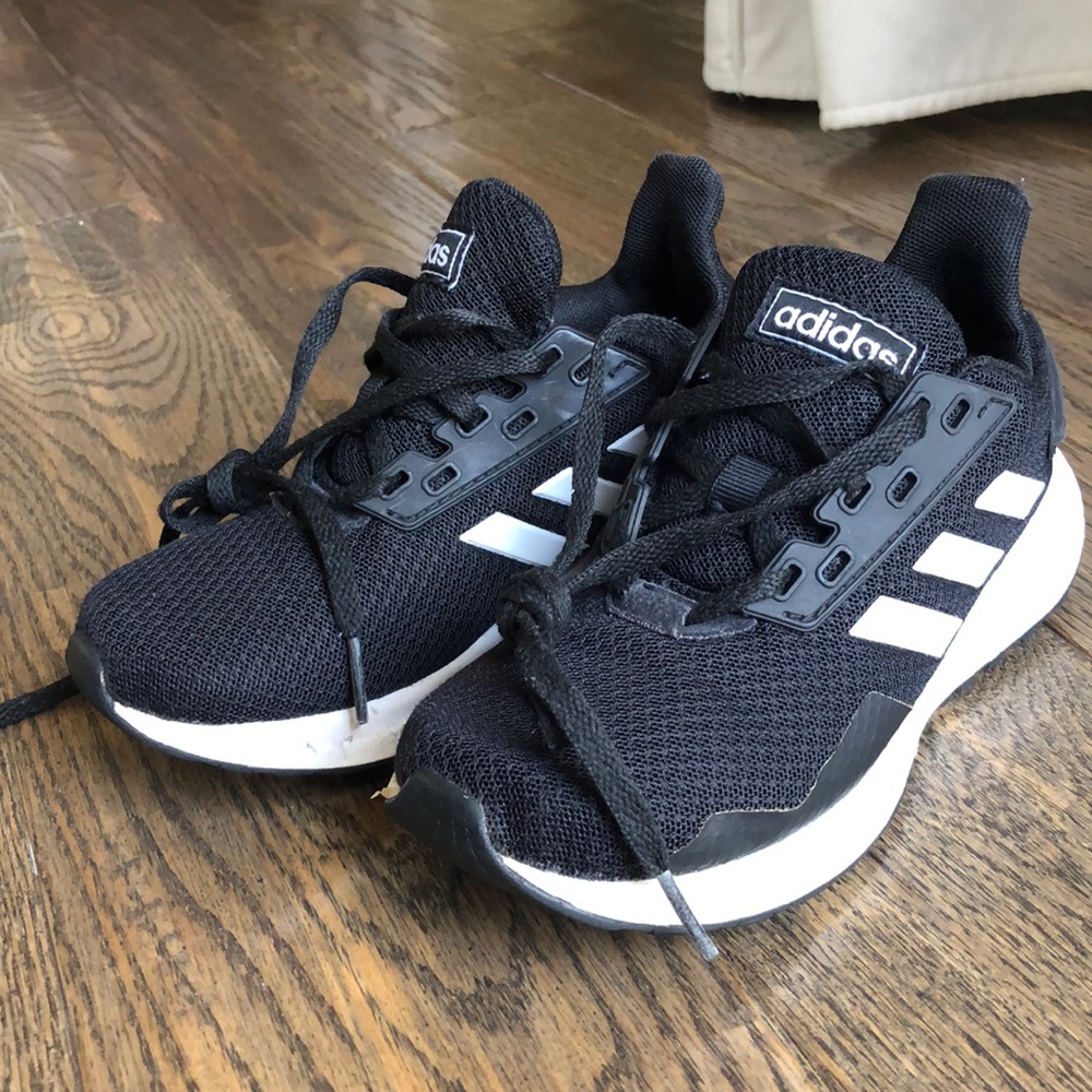 Adidas tennis shoew